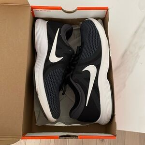 Nike Revolution 4